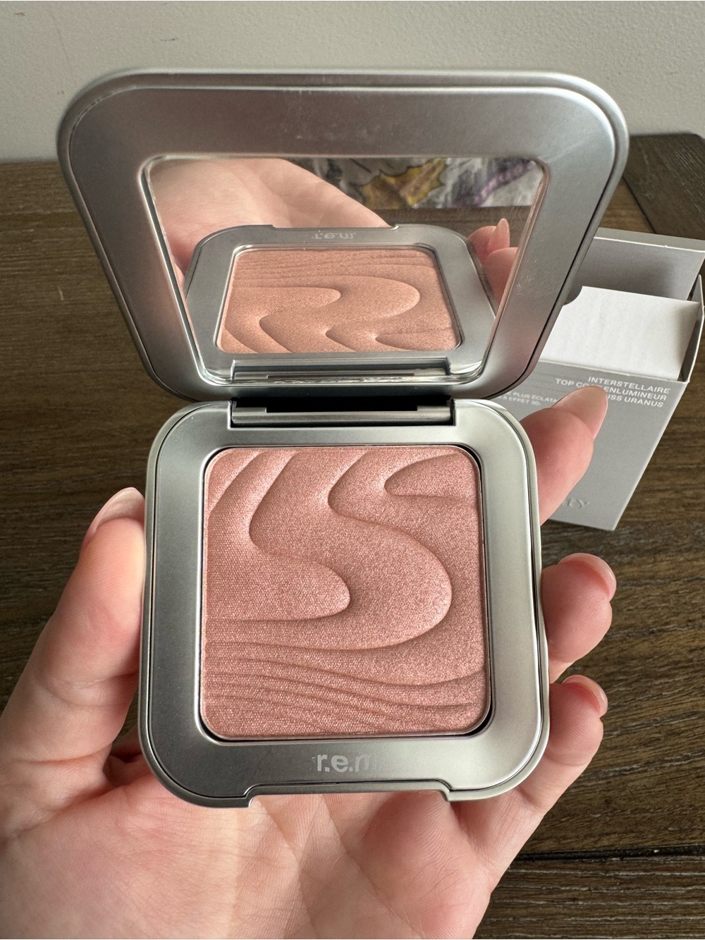 r.e.m. Beauty Luminous Rose-Peach Highlighter